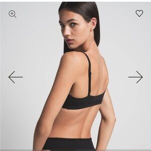 Skims Scoop Neck Bra Onyx Black Fits Everybody Stretch Adjustable Sz M NEW